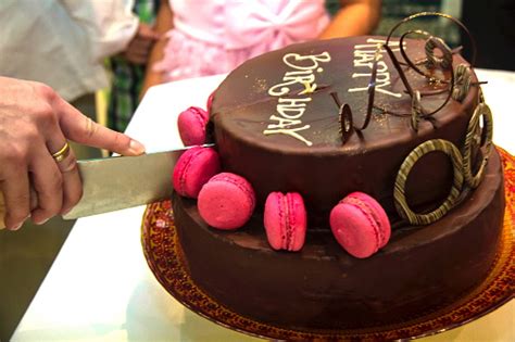 Memotong Kue Cokelat Yang Didekorasi Dengan Indah Menjadi