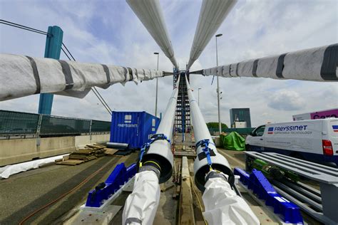 Nieuwe Klep Haringvlietbrug Met Stoom En Kokend Water In Elkaar Gezet