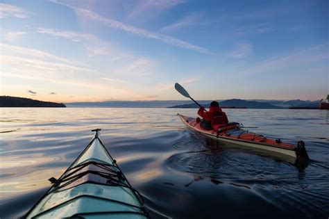 Kayak en el océano durante la puesta de sol Foto Premium