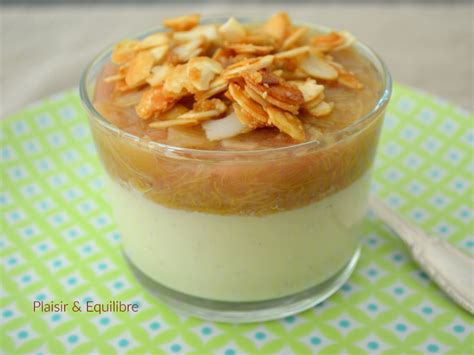 Verrine pâtissière à la rhubarbe et aux amandes caramélisées Recette