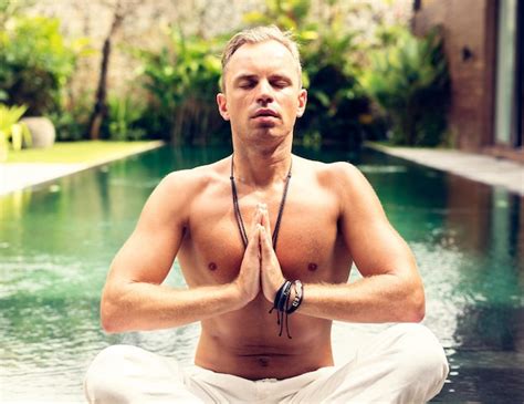 Hombre Meditando En Pose De Yoga Foto Premium