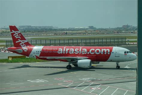 Aeroplano Que Lleva En Taxi En La Pista Del Aeropuerto De Changi