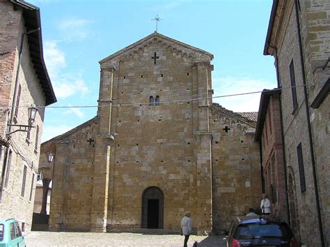 Sur La Place De Castell Arquato Un Voyage Travers Le Moyen Ge En Milie