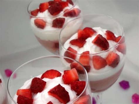 Trifle De Fraises La Rose Et Au Chocolat Blanc Recette Ptitchef