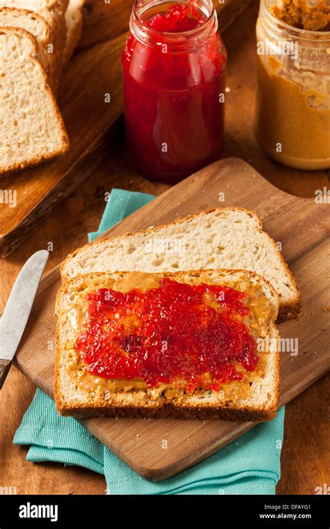 Mantequilla de fresa fotografías e imágenes de alta resolución Alamy