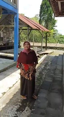 Bersama Mbah Uti Adik Almarhum Mbah Maridjan Di Petilasan Mbah