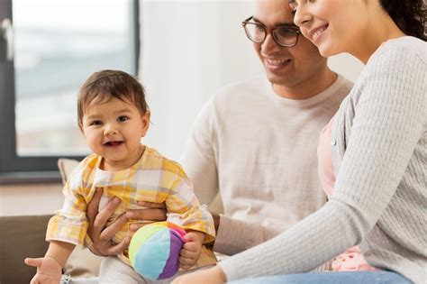 Eine glückliche familie mit einer kleinen tochter zu hause Premium Foto