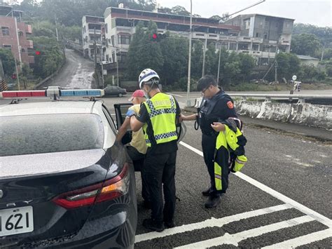 8旬老翁外出購物返家途中跌倒 頭份警積極協助返家