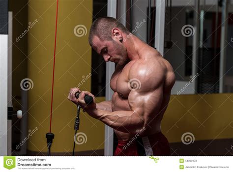 Homme Musculaire Faisant L Exercice Lourd Pour Le Biceps Photo Stock