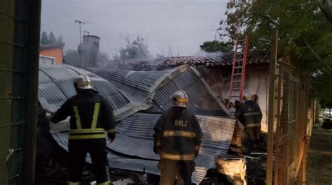 Feroz incendio en una casa de San José que quedó con riesgo de derrumbe