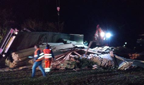 Tir Sfonda La Barriera E Invade La Corsia Opposta Tragedia Sfiorata