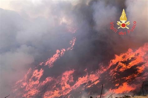 La Calabria Tra Il Caldo E Gli Incendi 80 I Roghi Attivi Notizie