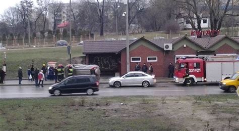 Dachowanie na ulicy Jana Pawła II w Radomiu Na szczęście nikomu nic