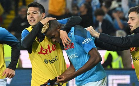 Aficionados De Napoli Celebraron Con Chucky Lozano En La Cancha