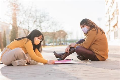 Movimento Feminista Pela Diversidade Das Calças Justas E Mulheres