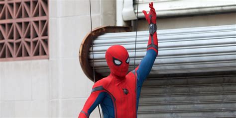 Spider Man Swings Into Action On Homecoming Set Marvel Movies