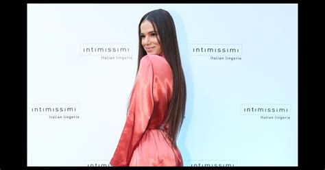 Robe Como Outwear E Naked Heels Bruna Marquezine Elege Trends Em Evento De Moda Purepeople
