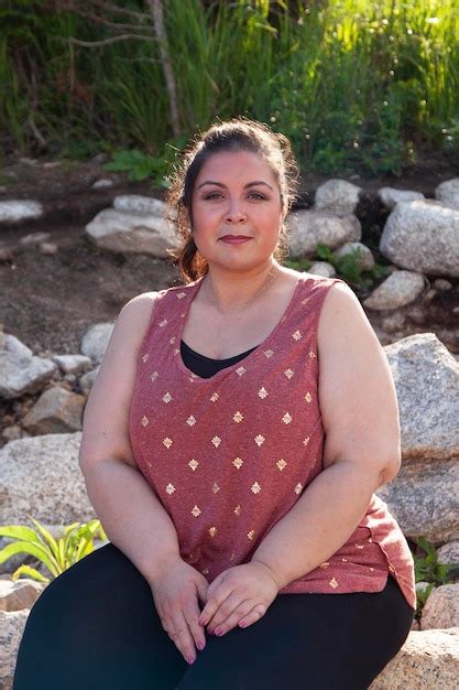 Retrato De Uma Mulher Sorridente Sentada Ao Ar Livre Foto Premium