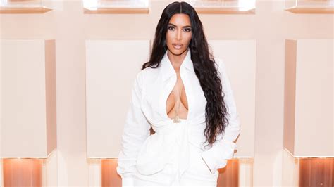 Kim Kardashian Deslumbra En El White Party Con Un Atrevido Vestido De