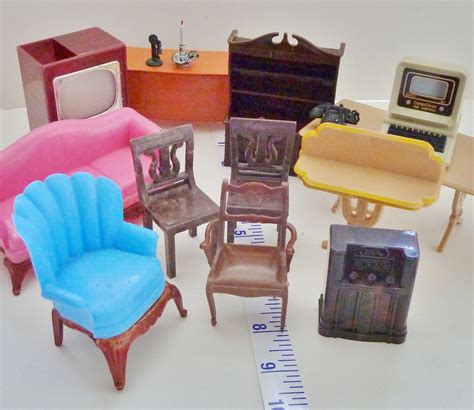 Dollhouse Furniture Renwal Plastic 11 Plus Pieces Miniatures