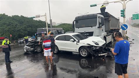 新／洲美快速道路爆車禍 4車撞一團釀回堵｜東森新聞：新聞在哪 東森就在哪裡