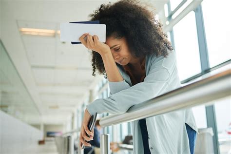 Estr S De Viaje Y Mujer Negra En El Aeropuerto Con Dolor De Cabeza Y