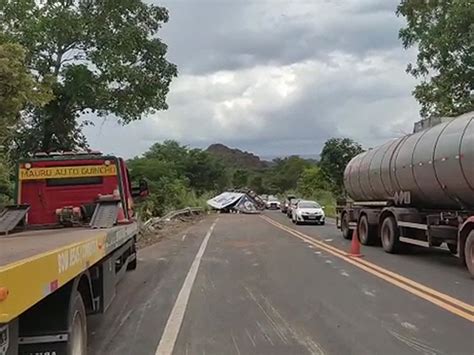 Caminhoneiro morre após colidir em carro na BR 135 pista é