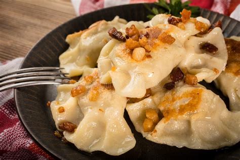 Pierogi Frito De Las Bolas De Masa Hervida Con La Carne Foto De Archivo