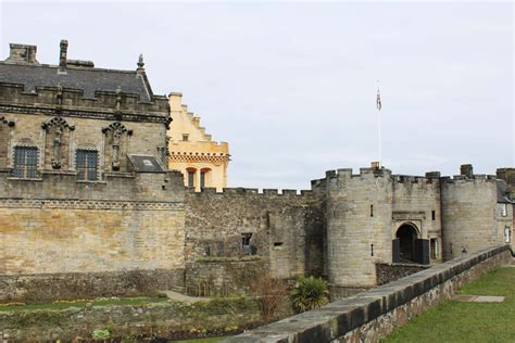 Download Pathway To Sterling Castle Wallpaper