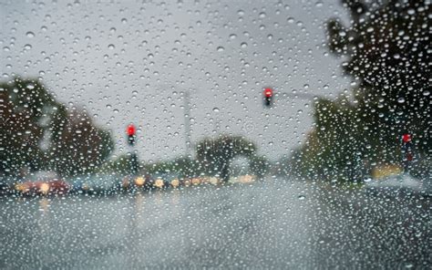 Pingos De Chuva No Para Brisa Do Carro Foco Seletivo A Vista Da Janela