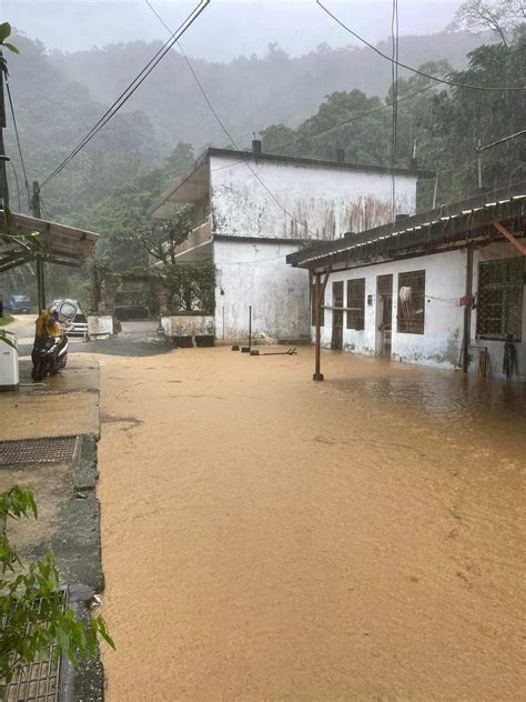 暴雨像用倒的！蘇澳1小時下了120毫米 馬路水深及腰 Hi宜蘭新聞 蘇澳下暴雨 時雨量120毫米 水深及腰