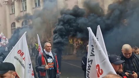 Warszawa Protest G Rnik W Czarny Dym I Siedziba Ke Wydarzenia W