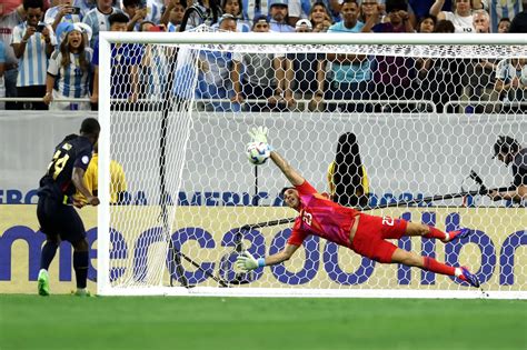 Emiliano Mart Nez Salv A La Selecci N Argentina Y El Sue O De La Copa