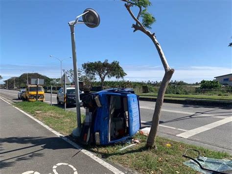 台東小貨車自撞路燈翻覆 女駕駛走人恐遭罰鍰吊照 社會 中時