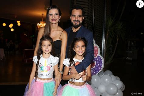 Luciano Camargo e mulher celebram aniversário de filhas gêmeas