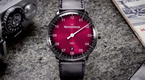 Новинка MeisterSinger с градиентным бордовым циферблатом