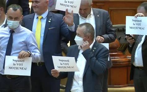 VIDEO Incidente în Parlament Deputații AUR au protestat Supuneţi la