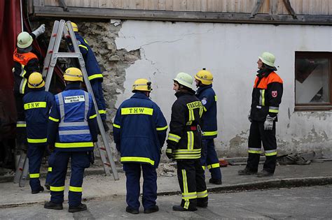 THW OV Füssen Einsatz Verkehrsunfall LKW prallt in Haus