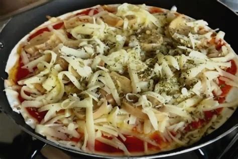 Pizza de frigideira massa caseira é fácil e fica bem crocante e