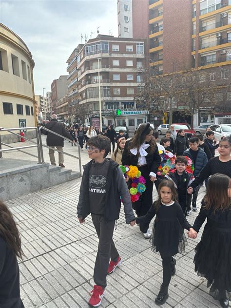 Alumnos Del Colegio Ram N Y Cajal Celebran Su Entierro De La Sardina En