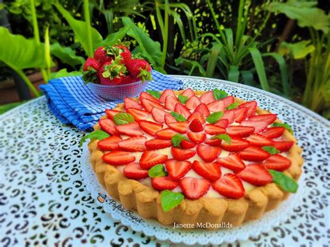 Tarta Cu Crema De Vanilie Si Capsuni Retete Culinare Cu Gina Bradea