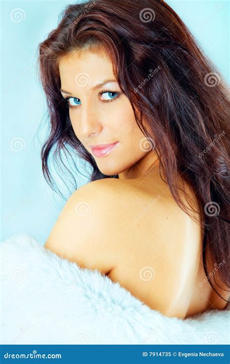 Ritratto Dello Studio Di Bella Giovane Donna Del Brunette Immagine Stock Immagine Di Cura