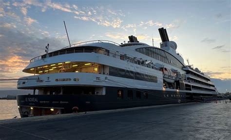 Crucero Recal Con Visitantes En El Puerto De Arica