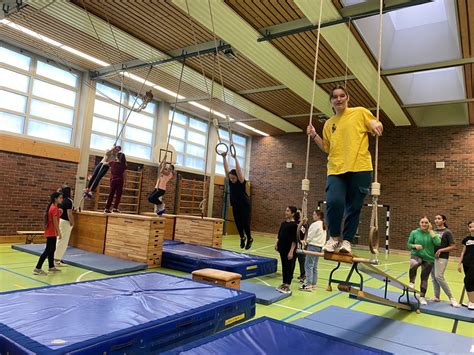 Ninja Warrior im Sportunterricht Cooler Parkour der Spaß macht