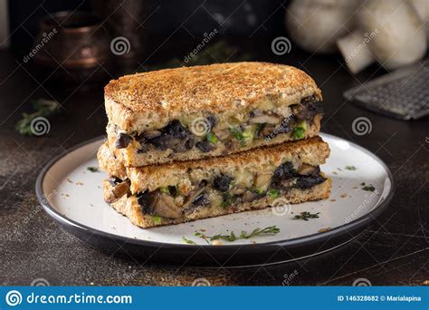 Sandu Che Quente Cogumelos Queijo E As Cebolas Verdes Almo O