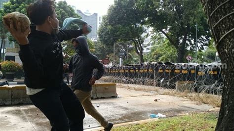 Demo Dekat Istana Ricuh Polisi Tembak Gas Air Mata Ke Massa Pelajar