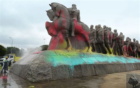 Monumento às Bandeiras pichado em 2016 Observatório das Metrópoles