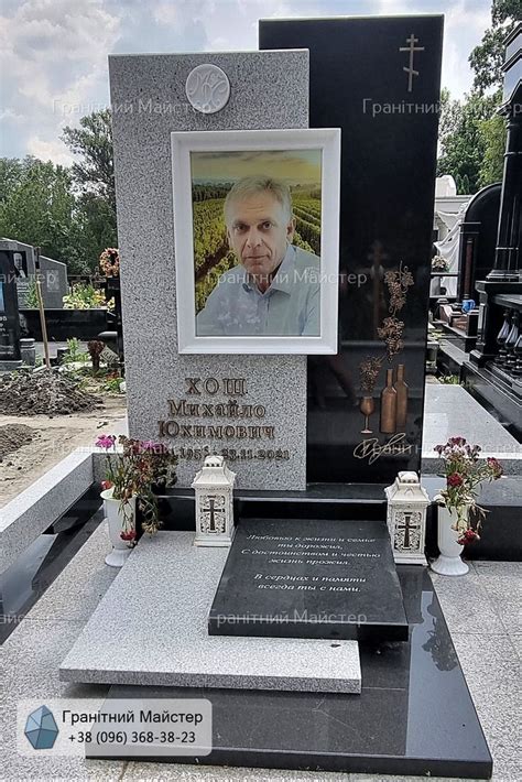 Красивий памятник з чорного і сірого граніту та кольоровим портретом ...