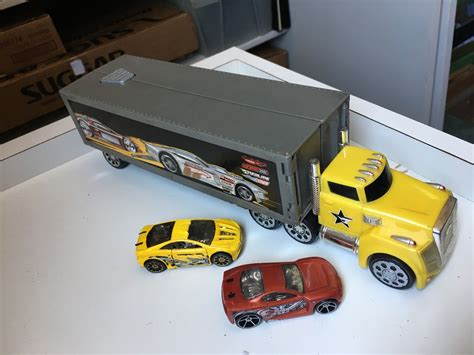 Caminhão Carreta Abre Baú 2 Lançadores Corrida Hot Wheels e 2 Carrinhos Brinquedo para
