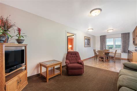 Howard Johnson by Wyndham Oacoma Hotel & Suites | Oacoma, SD Hotels